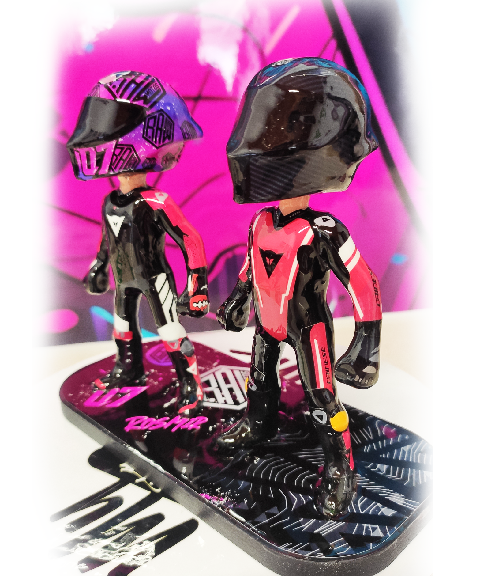 Figura de piloto personalizada con casco y traje a elección