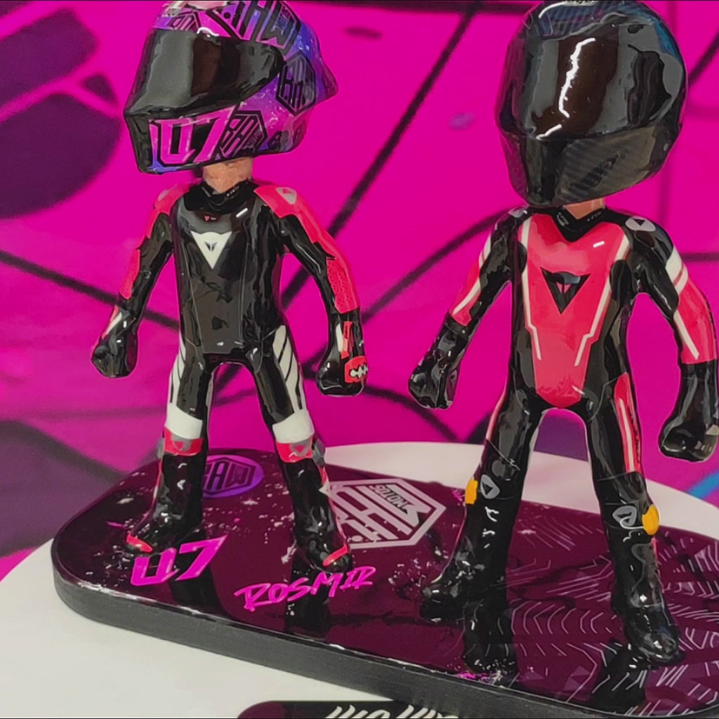 Figura de piloto personalizada con casco y traje a elección